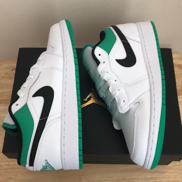 💚🤍NIKE AIR JORDAN 1 LOW GS SNEAKERS🤍💚 - Picture 7 of 13